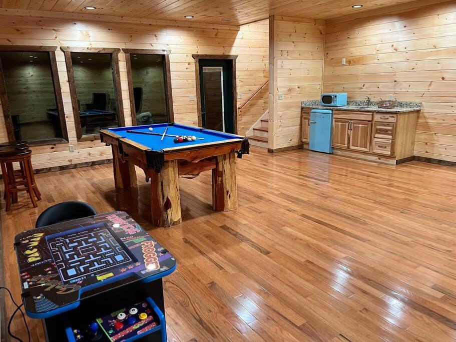 * * 4 Master Bedrooms, Views, Theater, Arcade, Evc Гатлинбург Экстерьер фото